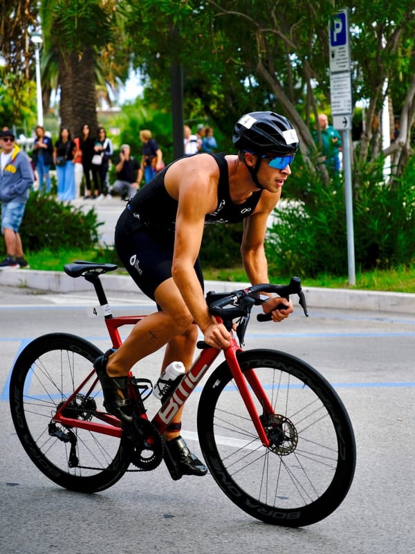Triatleta in gara durante la frazione di ciclismo.