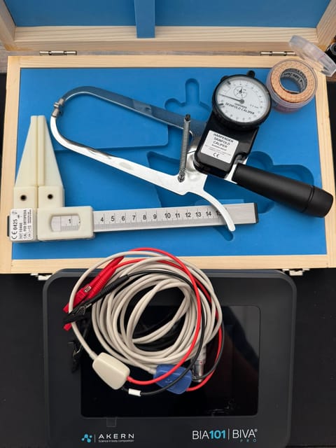 La strumentazione usata in studio: bioimpedenziometro Akern BIA 101 BIVA PRO con cavi ed elettrodi, plicometro Harpenden, metro antropometrico e calibro per i diametri ossei nella valigetta antropometrica.